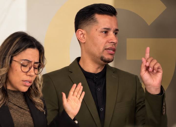 Pastor Alex de Jesus e Pastora Raiara de Jesus em oração